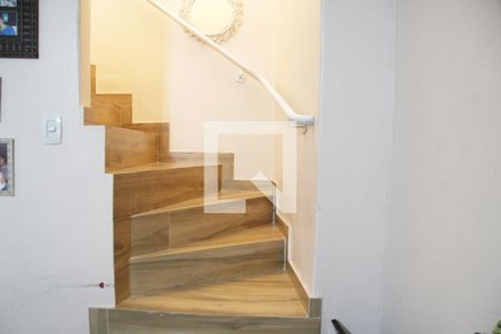 Escada acesso aos Quartos de casa para alugar com 4 quartos, 170m² em Jardim Santa Mena, Guarulhos