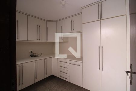 Casa à venda com 217m², 3 quartos e 6 vagasQuarto de serviço