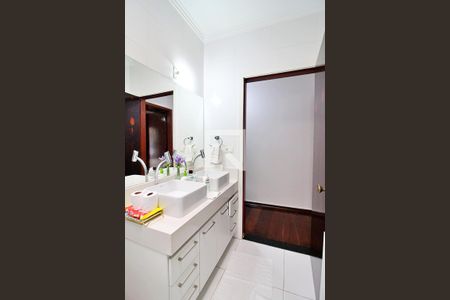 Casa à venda com 185m², 3 quartos e 2 vagasBanheiro