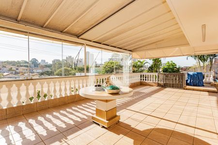 Casa à venda com 700m², 4 quartos e 8 vagasVaranda