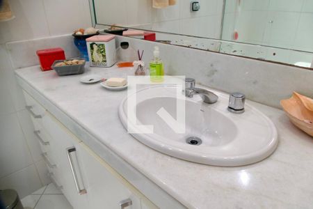 Apartamento à venda com 138m², 4 quartos e 3 vagas Apartamento à venda com 138m², 4 quartos e 3 vagasSuíte banheiro