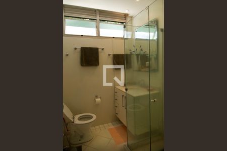 Apartamento à venda com 138m², 4 quartos e 3 vagas Apartamento à venda com 138m², 4 quartos e 3 vagasBanheiro social