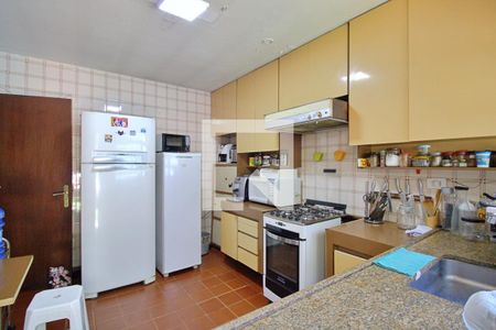 Casa à venda com 650m², 4 quartos e 3 vagas Casa à venda com 650m², 4 quartos e 3 vagasCozinha