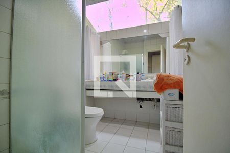 Casa à venda com 650m², 4 quartos e 3 vagas Casa à venda com 650m², 4 quartos e 3 vagasBanheiro da Suíte Americana