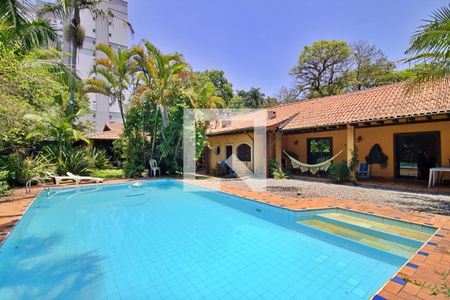 Casa à venda com 650m², 4 quartos e 3 vagas Casa à venda com 650m², 4 quartos e 3 vagasÁrea Externa