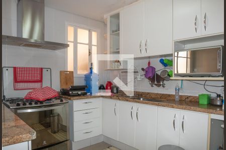 Casa à venda com 229m², 4 quartos e 4 vagas Casa à venda com 229m², 4 quartos e 4 vagasCozinha