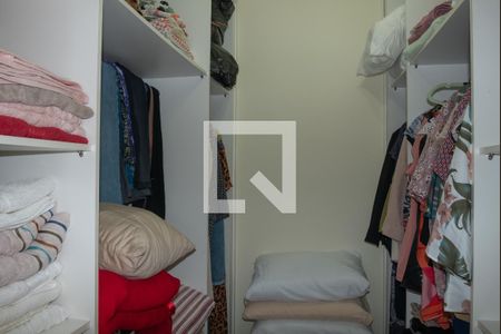 Casa à venda com 229m², 4 quartos e 4 vagas Casa à venda com 229m², 4 quartos e 4 vagasCloset da suíte 2