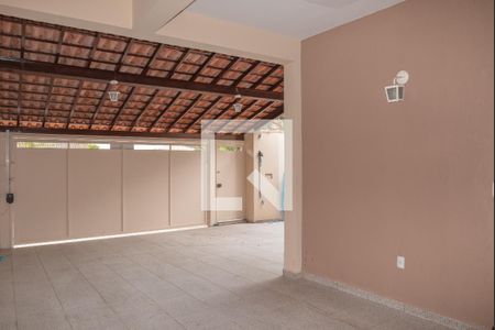 Casa à venda com 229m², 4 quartos e 4 vagas Casa à venda com 229m², 4 quartos e 4 vagasGaragem