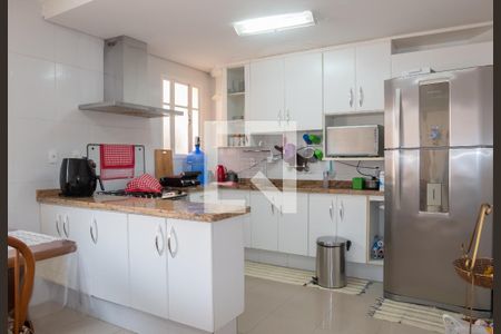 Casa à venda com 229m², 4 quartos e 4 vagas Casa à venda com 229m², 4 quartos e 4 vagasCozinha