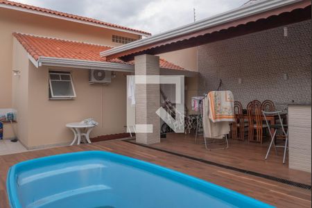 Casa à venda com 229m², 4 quartos e 4 vagas Casa à venda com 229m², 4 quartos e 4 vagasPiscina