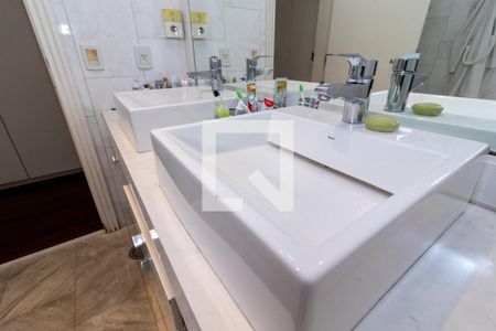 Apartamento à venda com 291m², 4 quartos e 4 vagas Apartamento à venda com 291m², 4 quartos e 4 vagasBanheiro da Suíte 1