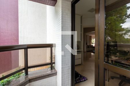 Apartamento à venda com 291m², 4 quartos e 4 vagas Apartamento à venda com 291m², 4 quartos e 4 vagasVaranda do Escritório