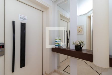 Apartamento à venda com 291m², 4 quartos e 4 vagas Apartamento à venda com 291m², 4 quartos e 4 vagasHall do Elevador Social