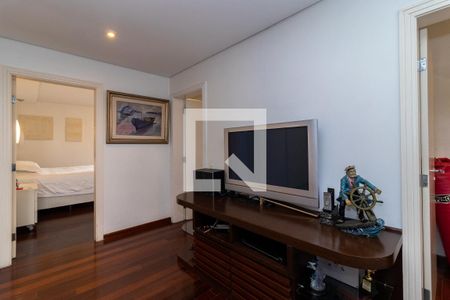 Apartamento à venda com 291m², 4 quartos e 4 vagas Apartamento à venda com 291m², 4 quartos e 4 vagasSala de TV