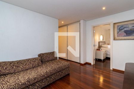 Apartamento à venda com 291m², 4 quartos e 4 vagas Apartamento à venda com 291m², 4 quartos e 4 vagasSala de TV