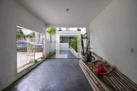 Casa à venda com 320m², 4 quartos e 2 vagas Casa à venda com 320m², 4 quartos e 2 vagasGaragem
