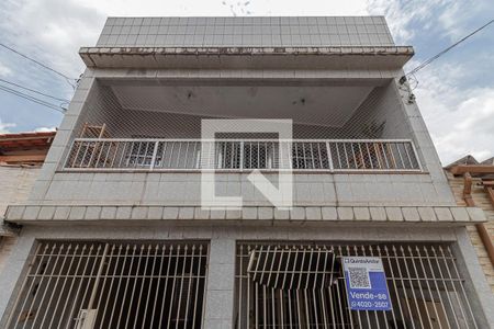Casa à venda com 263m², 4 quartos e 2 vagas Casa à venda com 263m², 4 quartos e 2 vagasFachada