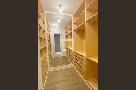 Casa de condomínio à venda com 450m², 4 quartos e 4 vagasCloset da suíte 1