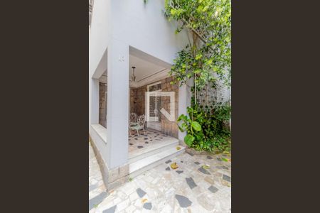 Casa à venda com 407m², 5 quartos e 4 vagas Casa à venda com 407m², 5 quartos e 4 vagasVaranda