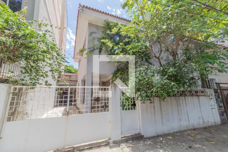 Casa à venda com 407m², 5 quartos e 4 vagas Casa à venda com 407m², 5 quartos e 4 vagasFachada