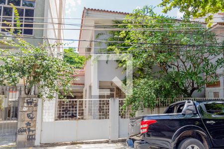 Casa à venda com 407m², 5 quartos e 4 vagas Casa à venda com 407m², 5 quartos e 4 vagasFachada