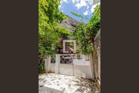 Casa à venda com 407m², 5 quartos e 4 vagas Casa à venda com 407m², 5 quartos e 4 vagasÁrea externa