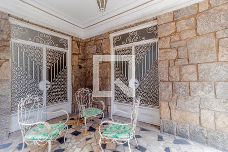 Casa à venda com 407m², 5 quartos e 4 vagas Casa à venda com 407m², 5 quartos e 4 vagasVaranda