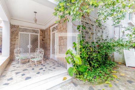 Casa à venda com 407m², 5 quartos e 4 vagas Casa à venda com 407m², 5 quartos e 4 vagasVaranda