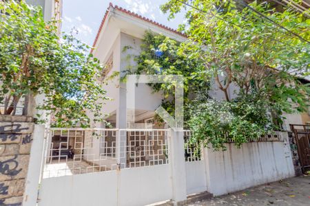 Casa à venda com 407m², 5 quartos e 4 vagas Casa à venda com 407m², 5 quartos e 4 vagasFachada