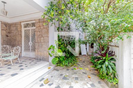 Casa à venda com 407m², 5 quartos e 4 vagas Casa à venda com 407m², 5 quartos e 4 vagasVaranda