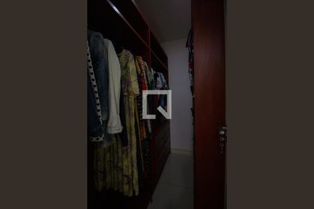 Casa à venda com 850m², 5 quartos e 8 vagas Casa à venda com 850m², 5 quartos e 8 vagasCloset da Suíte 5