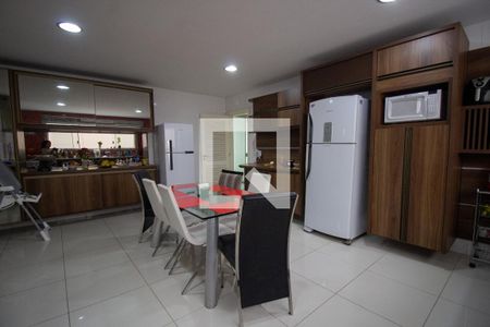 Casa à venda com 850m², 5 quartos e 8 vagas Casa à venda com 850m², 5 quartos e 8 vagasCozinha