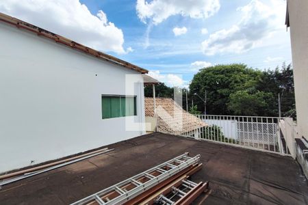 Casa à venda com 200m², 3 quartos e 8 vagas Casa à venda com 200m², 3 quartos e 8 vagasTerraço