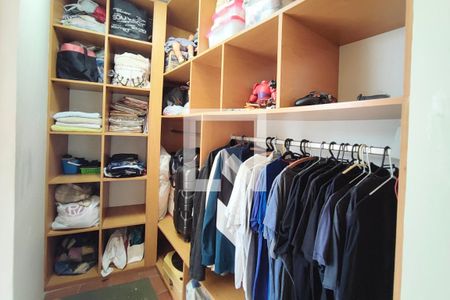 Casa à venda com 200m², 3 quartos e 8 vagas Casa à venda com 200m², 3 quartos e 8 vagasCloset da suíte 2