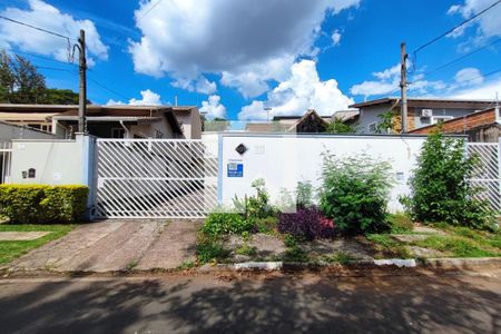 Casa à venda com 200m², 3 quartos e 8 vagas Casa à venda com 200m², 3 quartos e 8 vagasFachada da casa