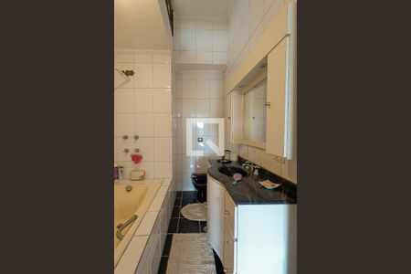 Casa à venda com 350m², 3 quartos e 4 vagasBanheiro da Suíte 1