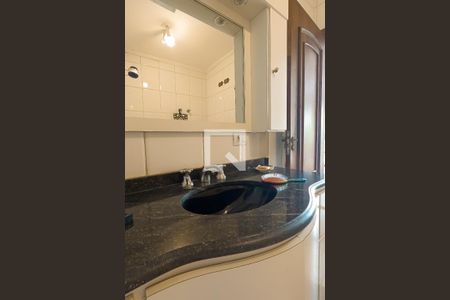 Casa à venda com 350m², 3 quartos e 4 vagasBanheiro da Suíte 1