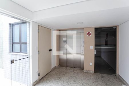 Apartamento à venda com 278m², 4 quartos e 4 vagas Apartamento à venda com 278m², 4 quartos e 4 vagasEntrada