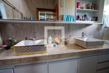 Casa de condomínio à venda com 339m², 4 quartos e 4 vagas Casa de condomínio à venda com 339m², 4 quartos e 4 vagasBanheiro da Suíte 1