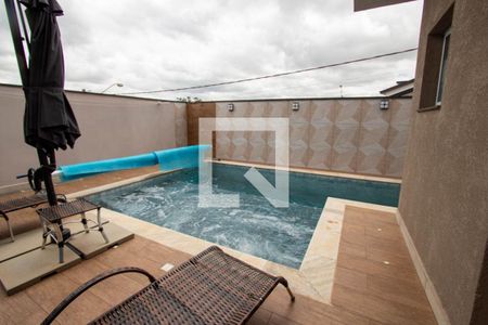 Casa de condomínio à venda com 339m², 4 quartos e 4 vagas Casa de condomínio à venda com 339m², 4 quartos e 4 vagasPiscina