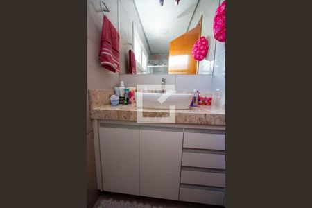 Casa de condomínio à venda com 339m², 4 quartos e 4 vagas Casa de condomínio à venda com 339m², 4 quartos e 4 vagasBanheiro da Suíte 4