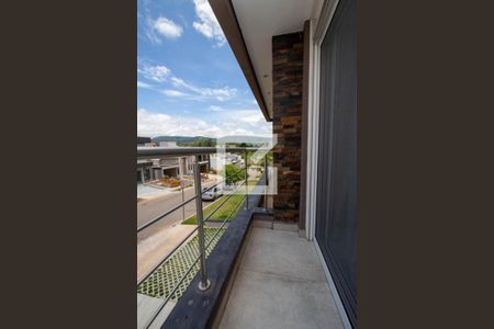 Casa de condomínio à venda com 339m², 4 quartos e 4 vagas Casa de condomínio à venda com 339m², 4 quartos e 4 vagasSacada