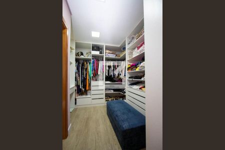 Casa de condomínio à venda com 339m², 4 quartos e 4 vagas Casa de condomínio à venda com 339m², 4 quartos e 4 vagasCloset da suíte 1