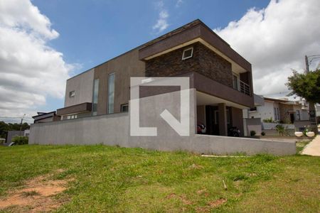 Casa de condomínio à venda com 339m², 4 quartos e 4 vagas Casa de condomínio à venda com 339m², 4 quartos e 4 vagasFachada