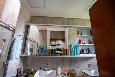 Casa de condomínio à venda com 339m², 4 quartos e 4 vagas Casa de condomínio à venda com 339m², 4 quartos e 4 vagasBanheiro da Suíte 1