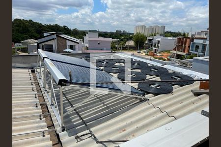 Casa de condomínio à venda com 339m², 4 quartos e 4 vagas Casa de condomínio à venda com 339m², 4 quartos e 4 vagasdetalhe do telhado