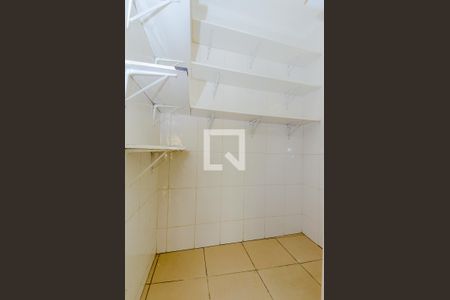 Casa à venda com 180m², 3 quartos e 4 vagasCozinha - Despensa 