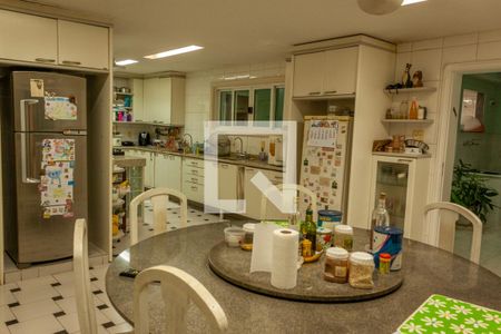 Casa à venda com 400m², 5 quartos e 5 vagas Casa à venda com 400m², 5 quartos e 5 vagasCozinha