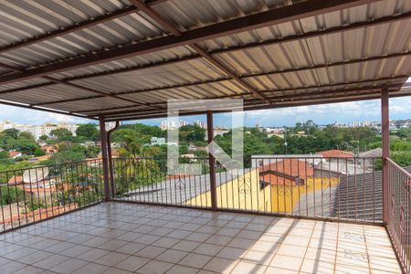 Casa à venda com 288m², 3 quartos e 4 vagas Casa à venda com 288m², 3 quartos e 4 vagasSacada do Quarto 1