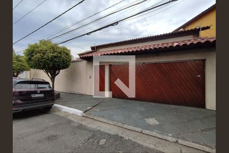 Casa à venda com 332m², 4 quartos e 5 vagas Casa à venda com 332m², 4 quartos e 5 vagasFachada